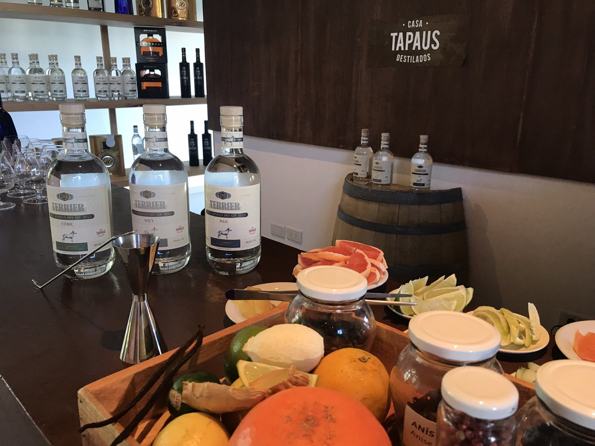 carodistiller's tweet photo. @casatapaus se vistio de Gin! 🍸🍹 Nueva experiencia, un viaje al mundo de los aromas y sabores. Gracias a todos los que se sumaron 😊 #ginclass #londondrygin #casatapaus #terrier https://t.co/dK5vqSoVpO