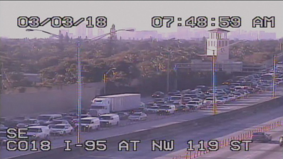 2 dead, 3 injured in early morning crash on Interstate 95 bit.ly/2oFxC9L https://t.co/KZpIxSgxJt