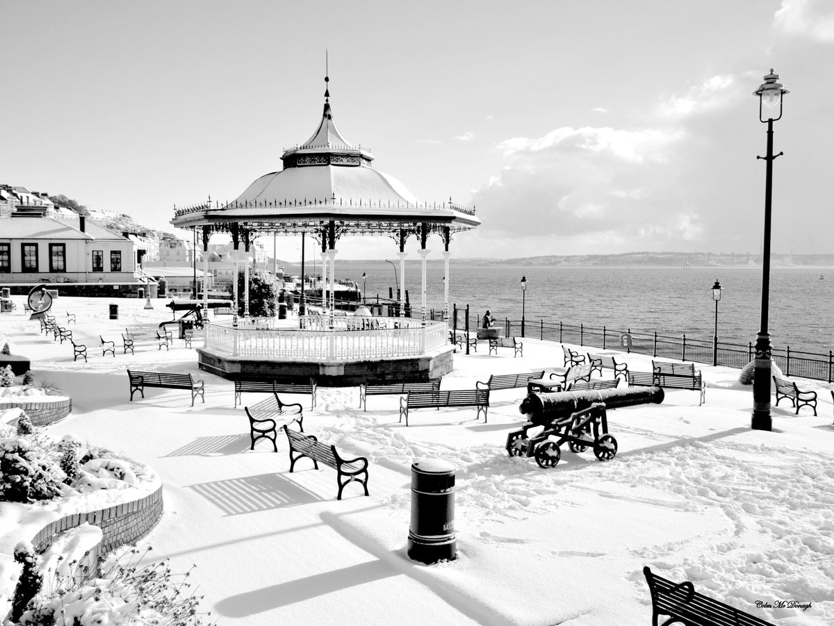 C1McD's tweet photo. A bit of Cobh uner snow in black &amp; white. @CobhEdition @PhotosCork @CobhTidy @CobhTourism @CorkEveningEcho @CobhHarCham @KENNYTCORK @deshocks @TV3Ireland @DiscoveringCork @DiscoverIreland @IrishCentral https://t.co/KvwpA3WwLk