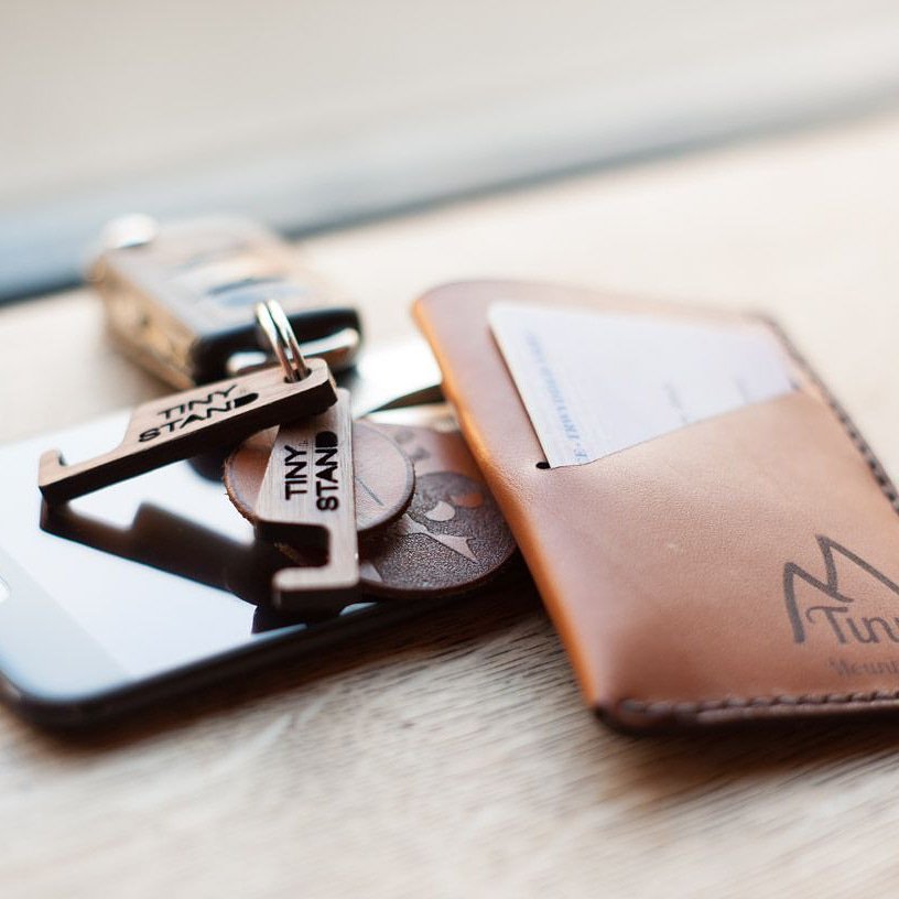 TinyMountainCo's tweet photo. Just the essentials whilst buried away in a #coffee shop from the #snow. 

#leather #wallet #keychain #tinystand #minimalism #keyring #edc #everydaycarry https://t.co/cwfc6elY4j