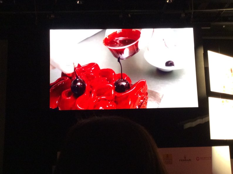 MarilenaLualdi's tweet photo. Nuove #emozioni nel #dessert con  #AndreaeGiacomoBesuschio #IGmi18 @identitagolose https://t.co/9b7H1fz6oH