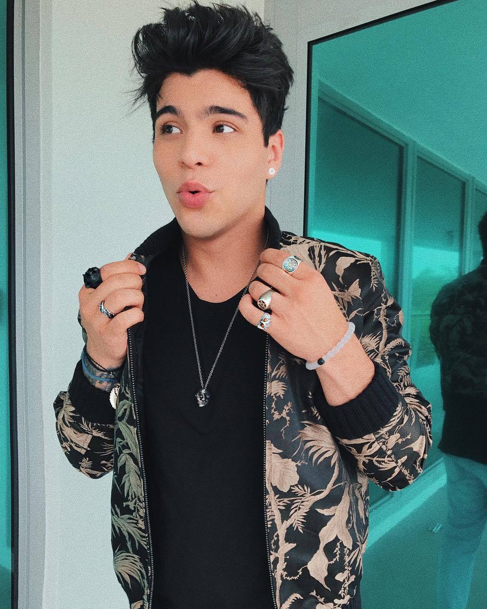 Regulustty's tweet photo. Listo para la fiesta 

#Ronbday https://t.co/0b5puiE8MZ