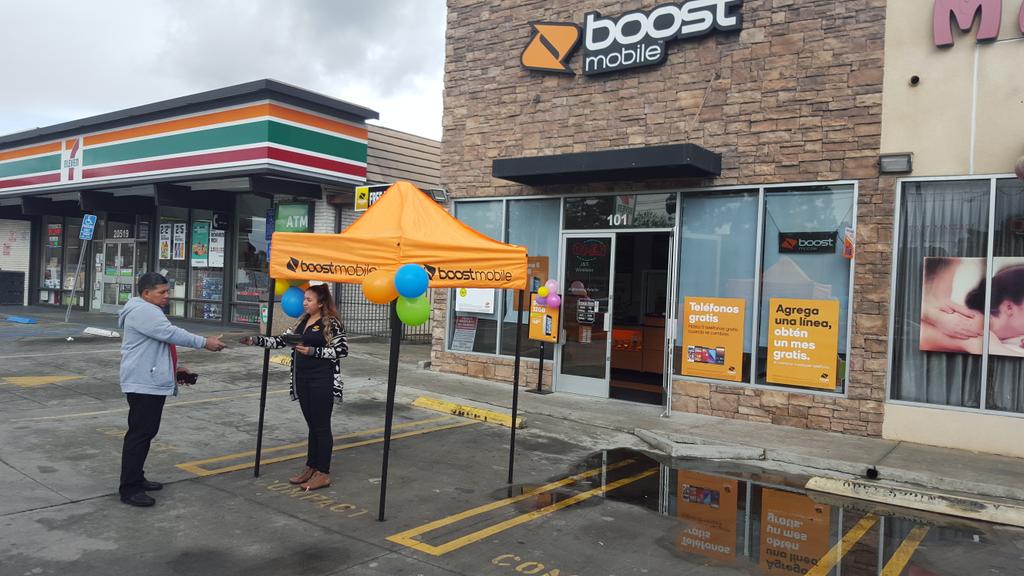 J&amp;S Wireless handing out flyers to have a big weekend @Latif_ali23 <a href="/prailpcs/">Patrick Rail</a> <a href="/Oscar_Marceco/">Oscar Rios</a>