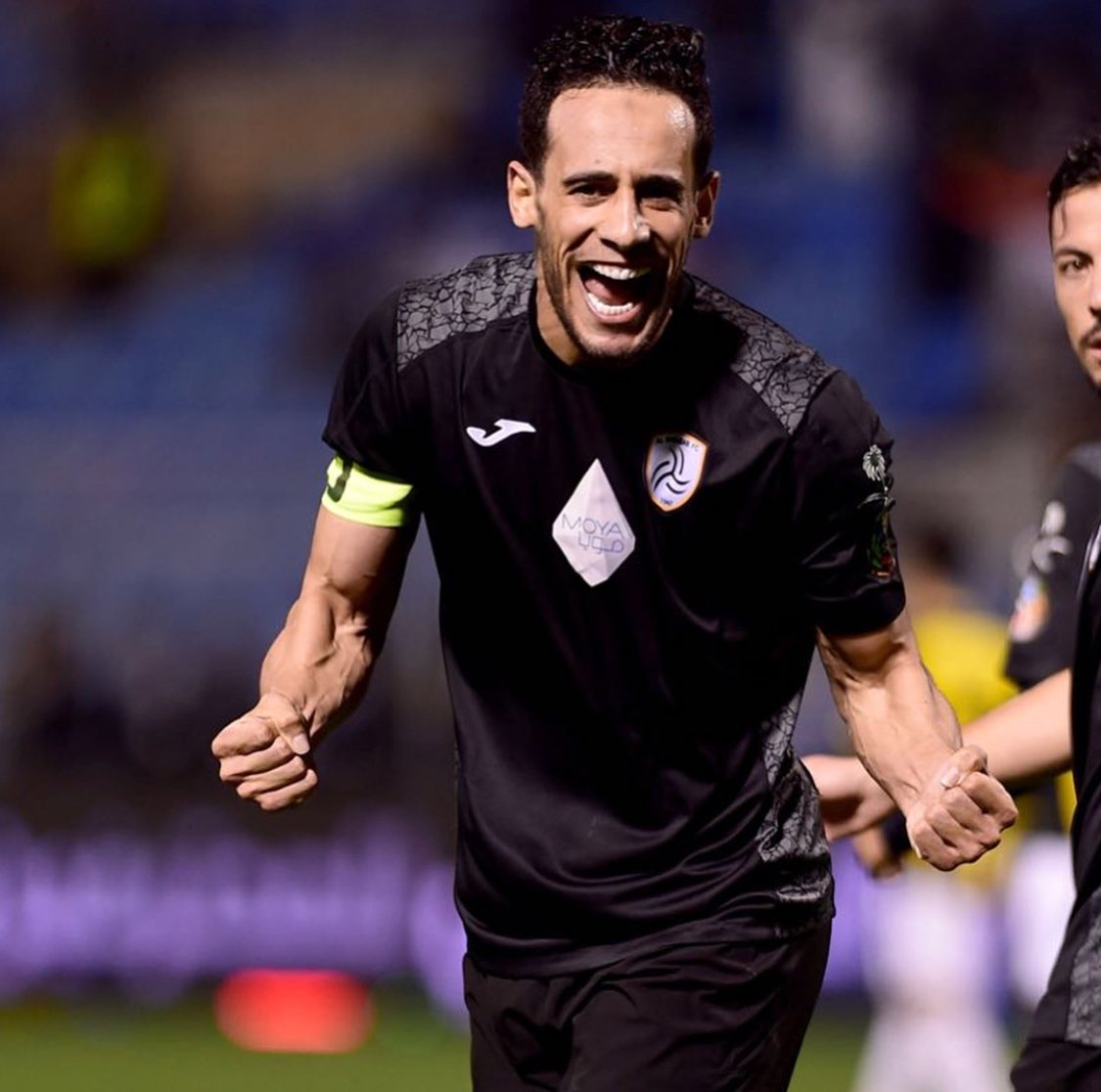 محمد بن يطو اليوم ليس لاعب أجنبي 

الحقيقة أنه بات ابن من ابناء النادي

انتماءه للشباب وحبه له وتصرفاته أدلة على ذلك وعلى الجانب الاخر الشبابيون يشعرون أنه ولد في وسط ناديهم