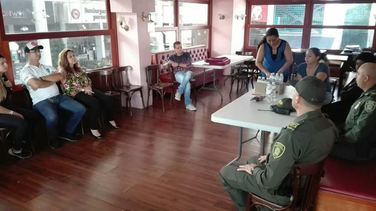 PoliciaCali's tweet photo. Con grupo #PRECI y Estación La Maria realizamos acercamiento con los comerciantes de la zona Gourmet de la #Comuna22 #CaliCo con el fin de fortalecer el Frente de Seguridad Comercial de la zona @AlcaldiaDeCali @Region4Policia @SeguridadCali @Policia1020FM @GobValle https://t.co/gZBFe56YNS