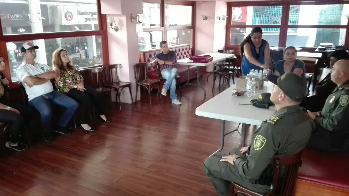 PoliciaCali's tweet photo. Con grupo #PRECI y Estación La Maria realizamos acercamiento con los comerciantes de la zona Gourmet de la #Comuna22 #CaliCo con el fin de fortalecer el Frente de Seguridad Comercial de la zona @AlcaldiaDeCali @Region4Policia @SeguridadCali @Policia1020FM @GobValle https://t.co/gZBFe56YNS