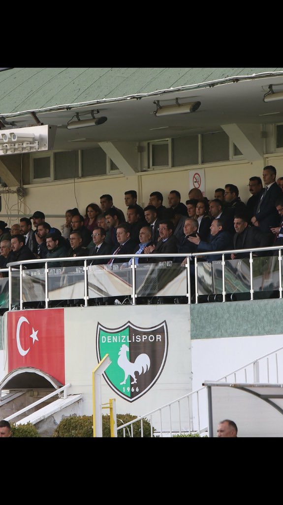 budak_gokay's tweet photo. Denizlispor Protokolü...

Bakanından valisine Belediye Başkanlarından  iş Adamlarına herkes oradaydı.Bu güzel Tabloyu Salı Günü Oynayacağımız Manisaspor Giresunspor Maçında Görmeyi MANİSA  Olarak Arzuluyoruz.Takımımız Bu Kadar Yanlız Bırakılmayı Haketmiyor... https://t.co/voN4m5zs37