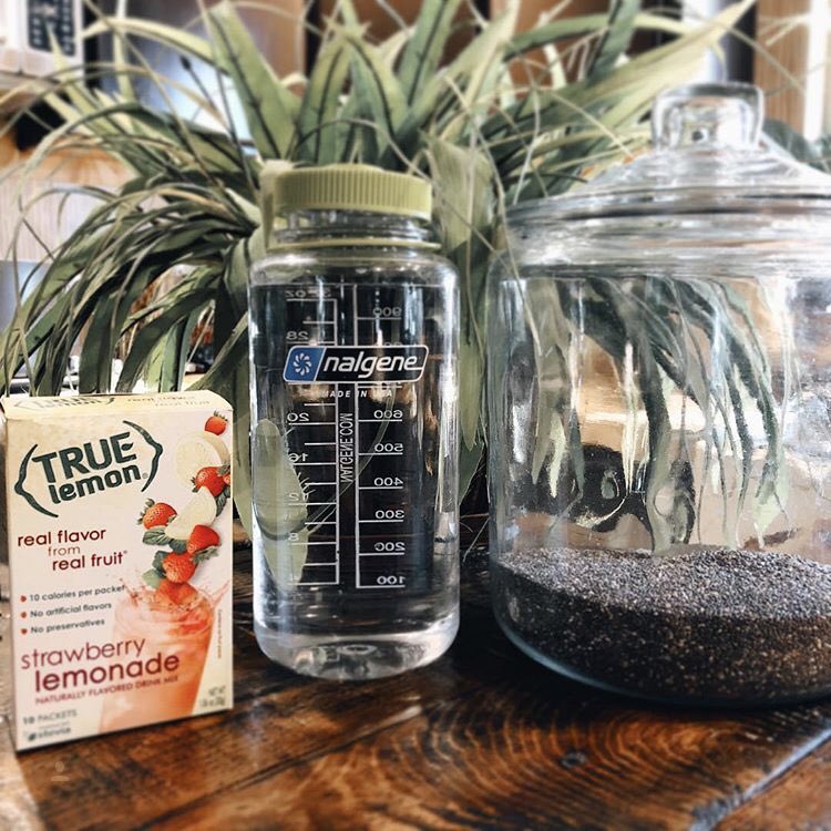 truelemon's tweet photo. Need help staying hydrated? Start sipping on chia seeds mixed with your favorite True Lemon drink mix for added flavor and nutritional benefits! #TrueTip
(π·: @eatwelllivepretty) https://t.co/CvIcyhYq4M