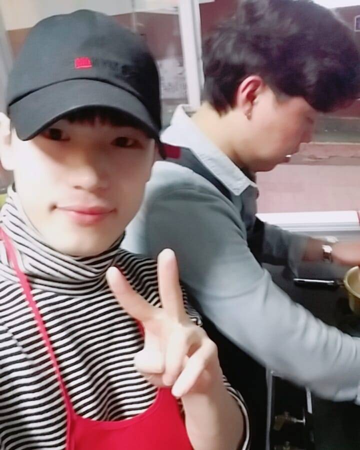 24k_romania's tweet photo. [Jeonguk Instagram] Muncind la jumat de normă sub şeful rău (frate mai mare)👥 Voi fi în Coreea pentru două zile,dar el încă mă pune să muncesc. #Dongeui #DongeuiRestaurant #GayaResturant #DongeuiBar #GayaBar #Snack https://t.co/Do9Oc3cpYU