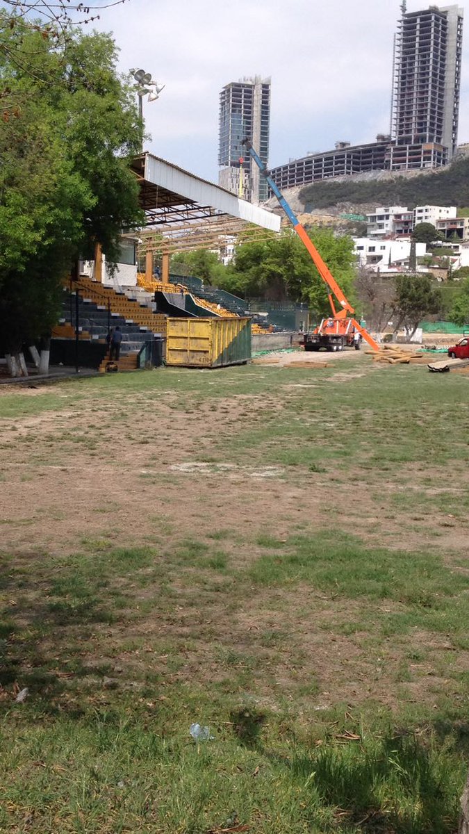 ABCNoticiasMX's tweet photo. #AlMomentoABC Desmantelan instalaciones del Club de Futbol Americano "Avispones" en la colonia Fuentes del Valle en #SanPedro https://t.co/CZlq2iqc3H