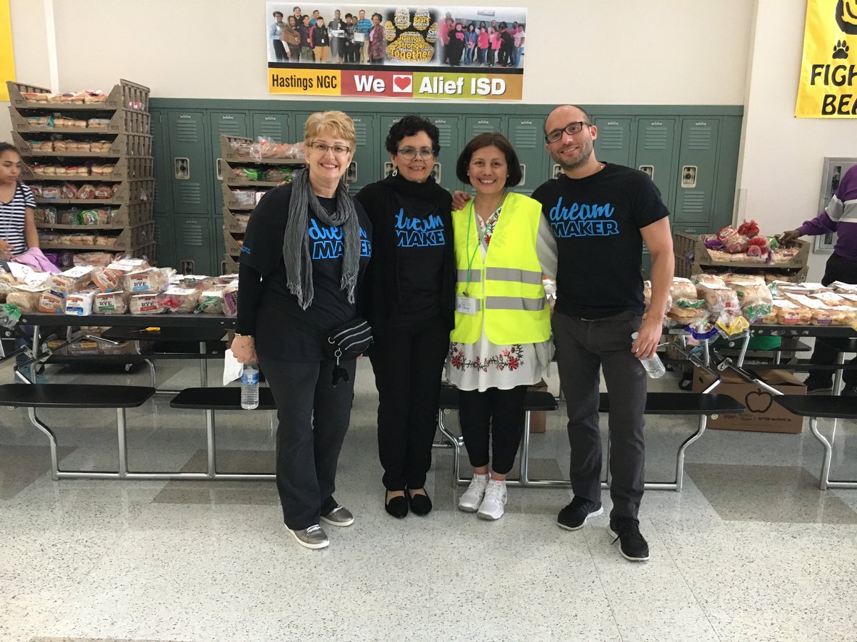 ERiosriveramelo's tweet photo. 2018 Family U Conference
Working hard for the community 👍 https://t.co/1lS00EqMlp
