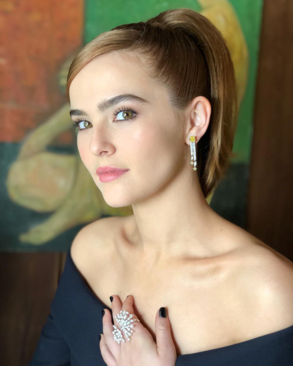 TheZoeyGalaxy's tweet photo. kateleemakeup: "🖤Z O E Y🖤
At today’s Indie Spirit Awards
🔥🔥🔥🔥🔥🔥🔥🔥🔥🔥
#teamZoey
@elizabethstewart1 
@gregoryrussellhair 
#makeupbyKateLee
#KateLeeforCHANEL
#IndependantSpiritAwards
#CHANELredcarpetbeauty
#workingwithCHANEL
#WeLoveCoco
#CHANELmakeup
#KATELEEMAKEUP + https://t.co/3QQ5y0gDSL