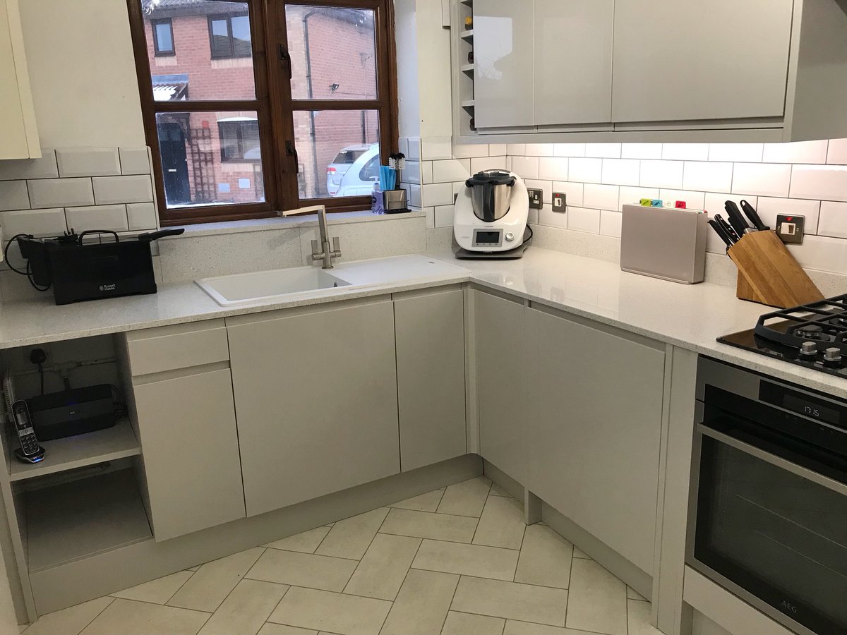 justjlane's tweet photo. Been lots going on not photography related...I ❤️ my new kitchen! #kitchen #foodie #sparklyworktop https://t.co/QlyL3bgtrC
