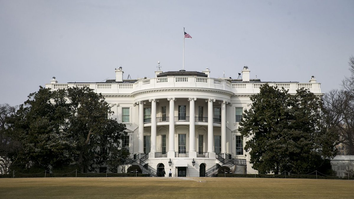 UPDATE: A man who shot himself today near the White House has died bit.ly/2FPlXfO https://t.co/WMlek1fAGg