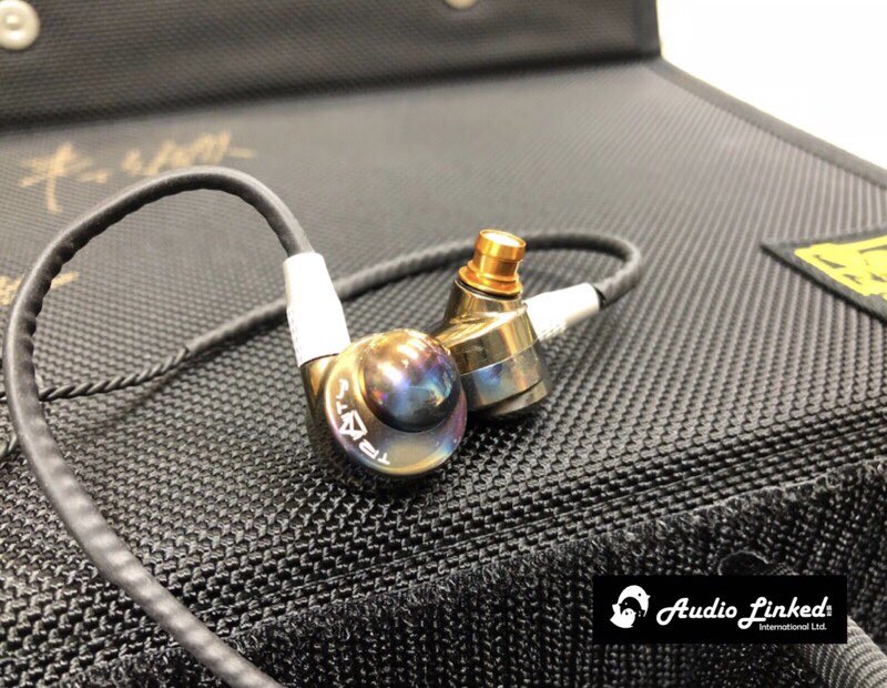 audiolinked's tweet photo. TRINITY HUNTER 🇬🇧
千盼萬盼終於等到幻影獵人來台。
Trinty旗艦代表作,一款類客製耳機,
英國工匠手工鈦合金打造,雙動圈單體加上2個雙平衡電樞,完全以手工噴燈進行最後的熱處理,線材採用8股的單晶銅編織線,全球限量1000對。
#Trinity #hunter #trinityhunter
#earphones #iems #headsets #hifi https://t.co/oeU0NKZ6qG