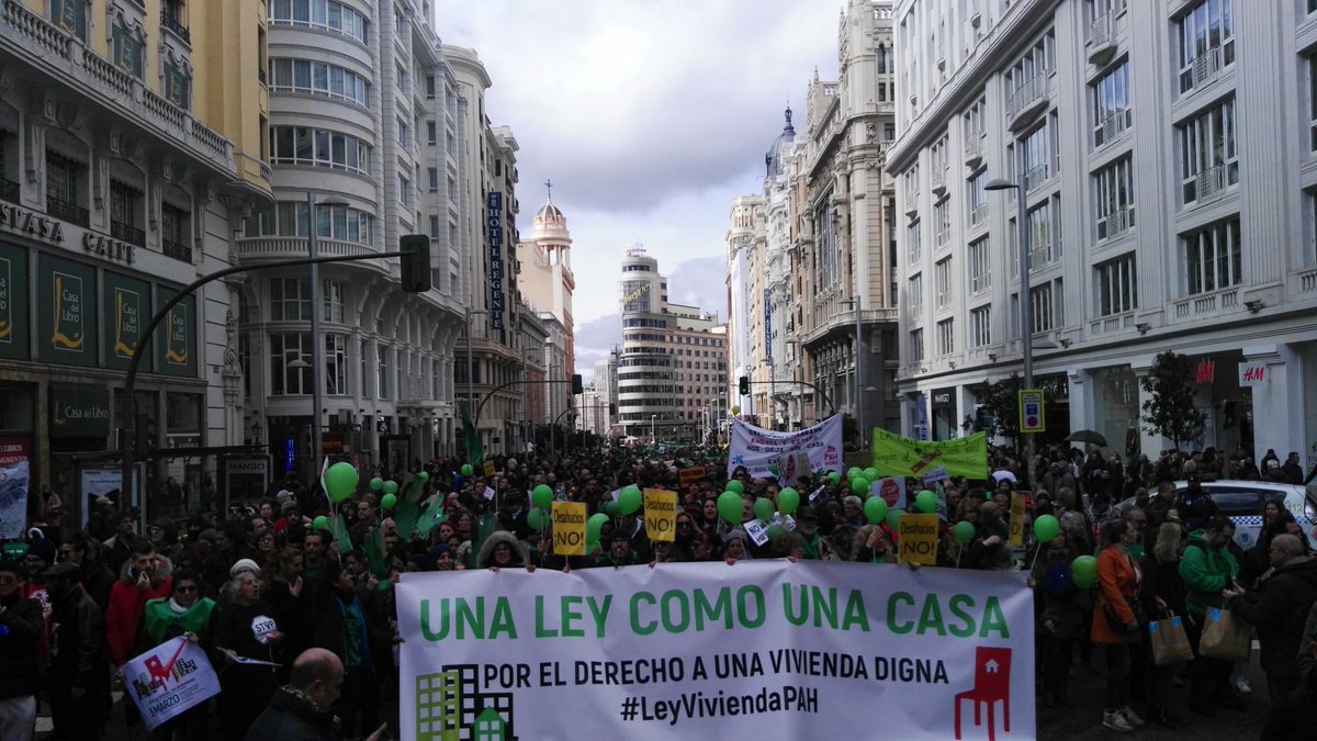 PAH_Valencia's tweet photo. ImPAHrables luchando por #UnaLeyComoUnaCasa la #LeyViviendaPAH 
#UnaSillaParaRajoy https://t.co/ZvOBxIaxb4