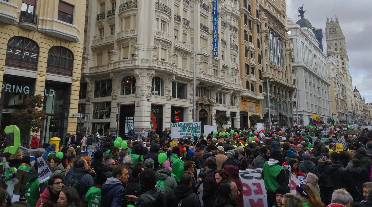 PAH_Valencia's tweet photo. ImPAHrables luchando por #UnaLeyComoUnaCasa la #LeyViviendaPAH 
#UnaSillaParaRajoy https://t.co/ZvOBxIaxb4
