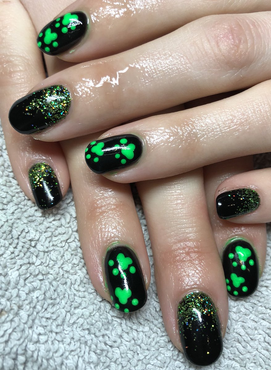 tashedwards's tweet photo. Gorgeous greens using @lovelecente  hi viz neon pigment and olive holo glitter x https://t.co/XSw0ilD0la