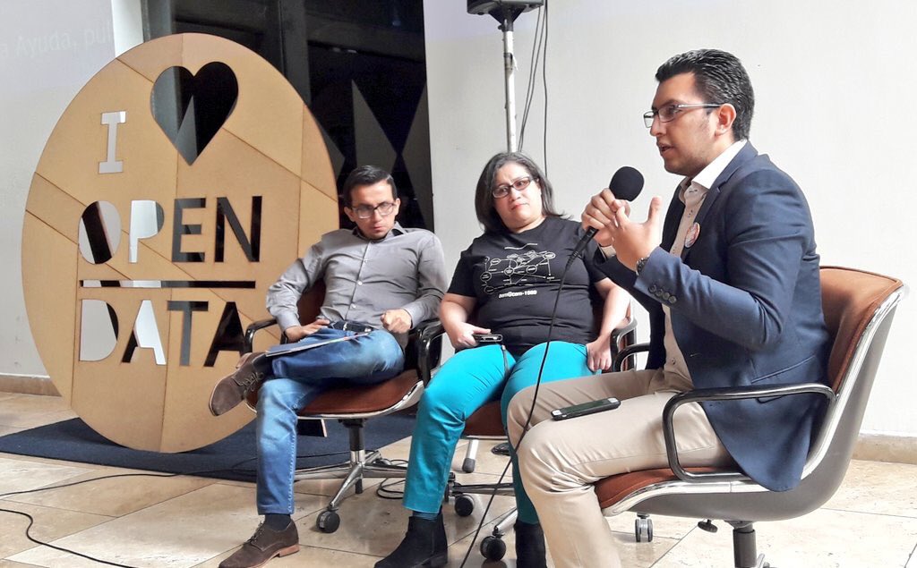 handytec's tweet photo. “Nuestro segundo rol es educar e innovar... ayudar a la ciudadanía a tener las herramientas correctas y procesos de transferencia de conocimiento para transformar datos en claridad así aportando al desarrollo de nuestro país y del mundo” @diemontufar 

#OpenDataDayUIO https://t.co/nzh6l0Vwlq