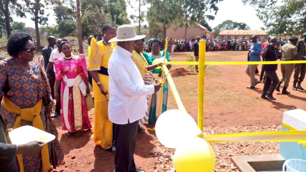 min_waterUg's tweet photo. H. E @KagutaMuseveni has #Commissioned #BuyendeWSS  in Buyende District. #WSDFEworks #SDG6 @HonKibuule @alfayole @UgandaMediaCent @UmbrellasWatsan https://t.co/ZzhvoiIszn