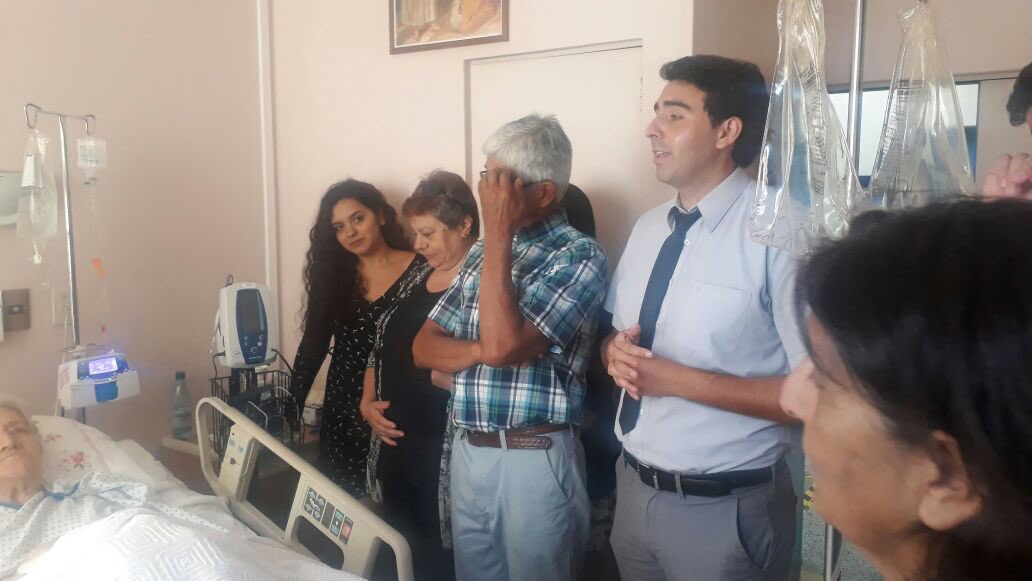 ErwinAxel2's tweet photo. El Grupo de Restaurados sale de su culto para orar con los pacientes, colaboradores, y personas que pasaban por la calle. #10DíasdeOración @clinala https://t.co/Z7iZthgFGU