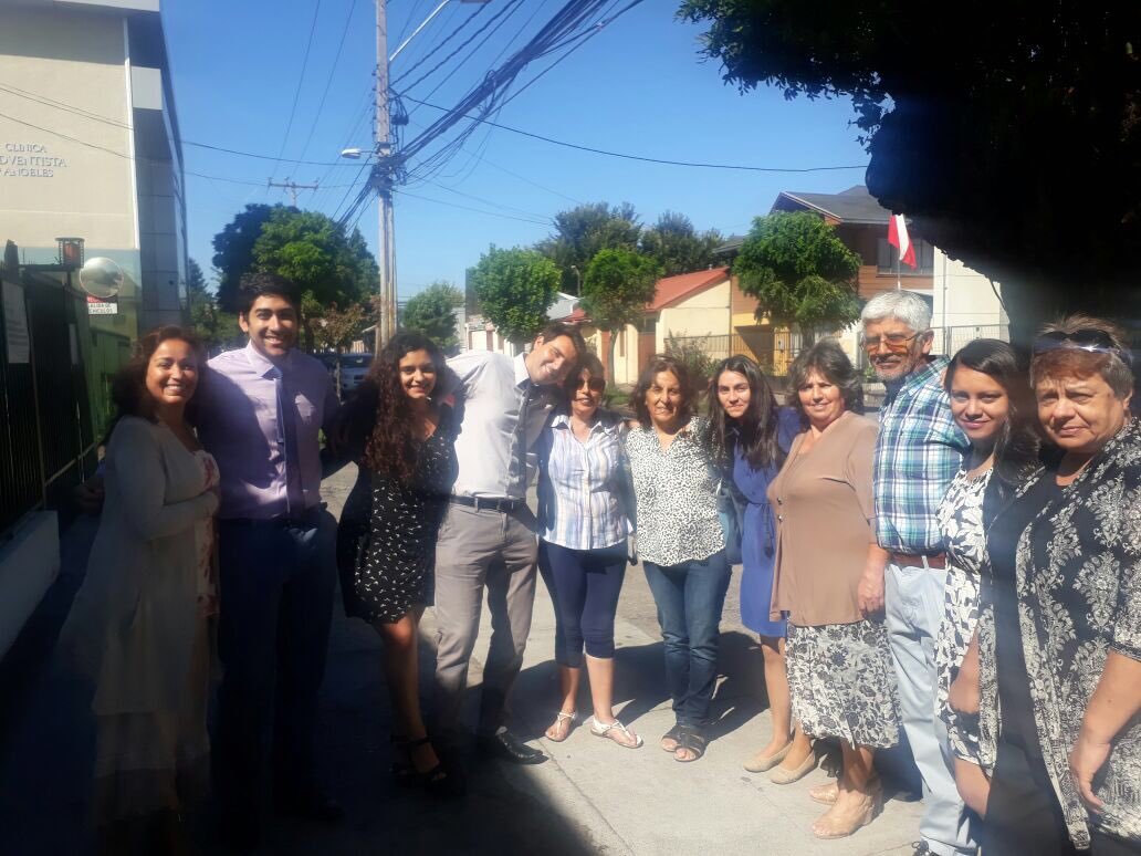 ErwinAxel2's tweet photo. El Grupo de Restaurados sale de su culto para orar con los pacientes, colaboradores, y personas que pasaban por la calle. #10DíasdeOración @clinala https://t.co/Z7iZthgFGU