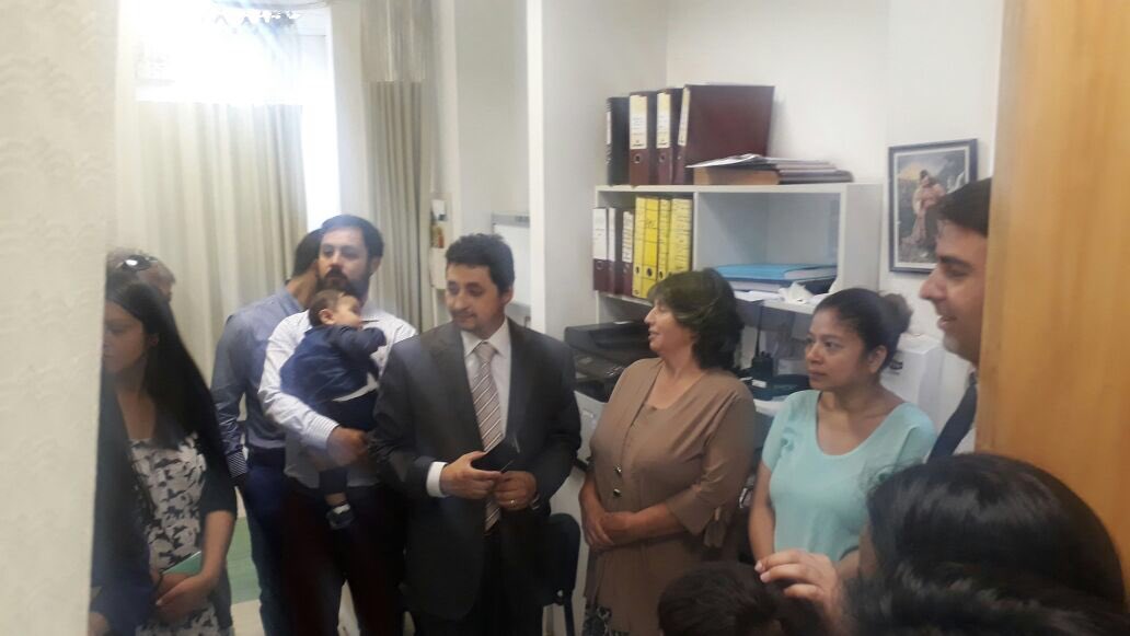 ErwinAxel2's tweet photo. El Grupo de Restaurados sale de su culto para orar con los pacientes, colaboradores, y personas que pasaban por la calle. #10DíasdeOración @clinala https://t.co/Z7iZthgFGU