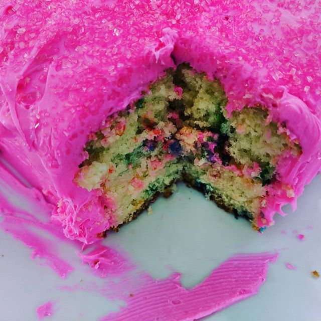 connor_lloyd10's tweet photo. #RT @AdiNinjaStarr: This is what our #breakfast looks like when my #toddler chooses the menu #pinksparkles #pinkcake #pinksprinkles #pinkfrosting #funfetticake #cake #momlife #saturdaymorning #saturdaymorningvibes #breakfastofchampions #sweettoothsatisfi… https://t.co/xSWQ0HNR4D