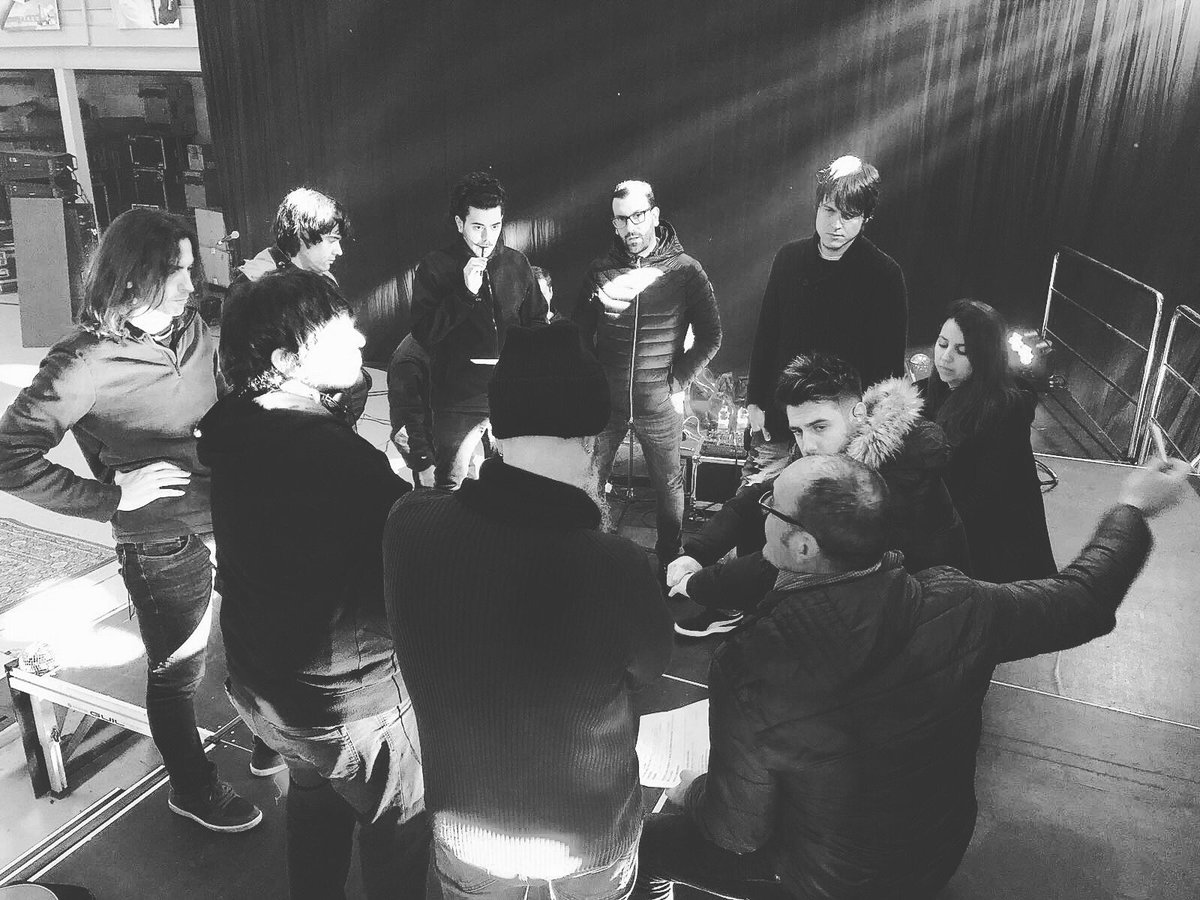 AntonioJSMazuec's tweet photo. El trabajo, cariño, respeto y dedicación, hacen de esto una familia... feliz y emocionado por lo que he sentido en estas semanas. Aún queda mucho por hacer, pero mañana ya está aquí. Una nueva gira que me va a revolver el alma entera y por supuesto con ustedes de la mano FAMILIA. https://t.co/jYnhnL4Ore