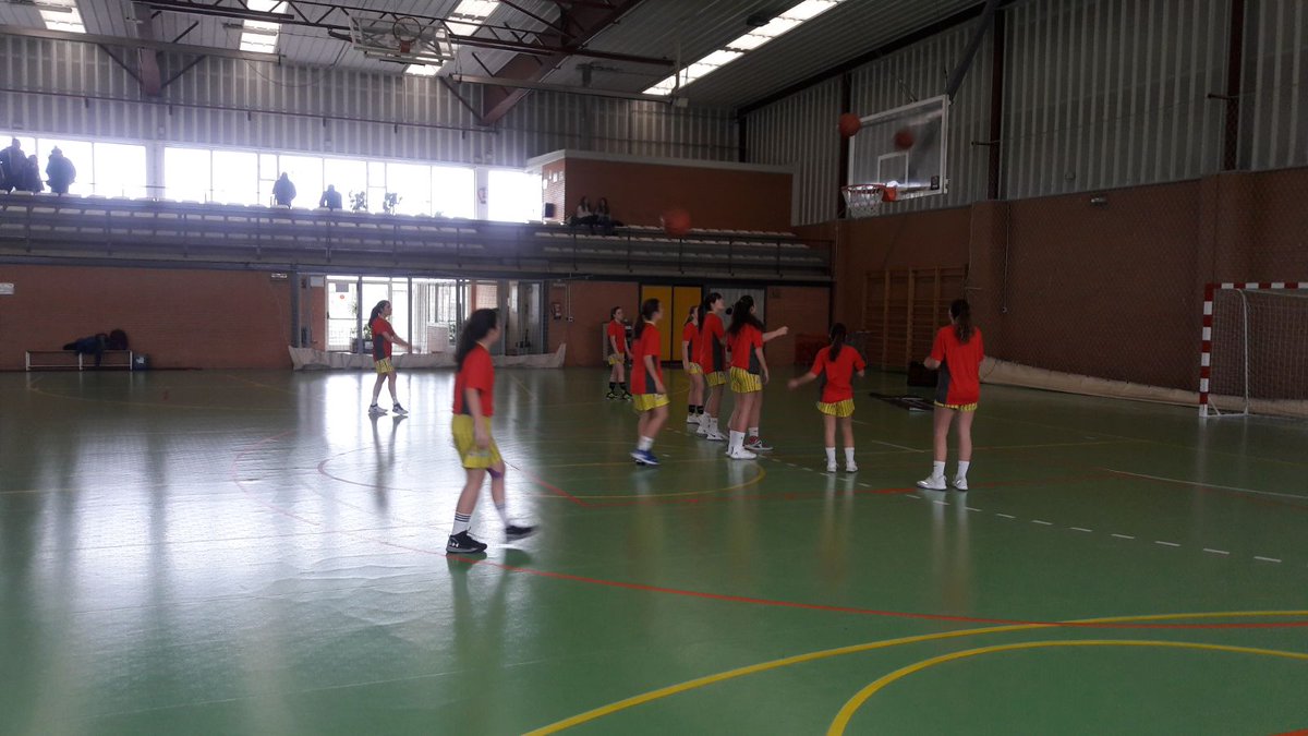 CB625Ponferrada's tweet photo. Ya calientan en Valladolid las jugadoras del #LPSForestal #CadFem. Lo hacen con la camiseta de la carrera solidaria de Camponaraya #InfinityTrail en homenaje a Cristina Díaz, amiga de varias componentes del equipo. #625Live https://t.co/HXCrDOzruV