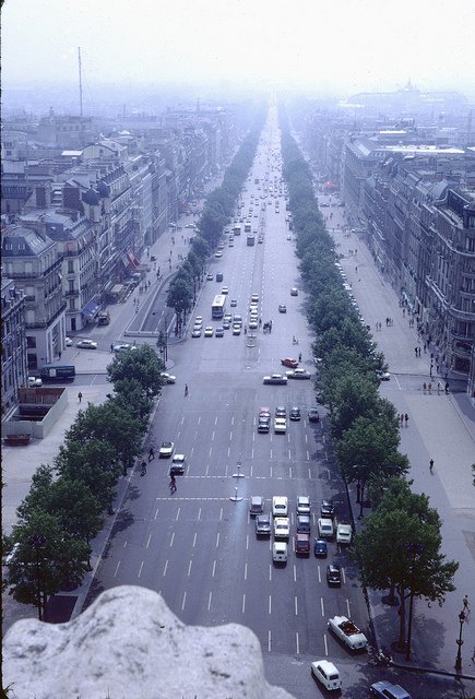 PixParis's tweet photo. L'avenue de Champs-Elysees en 1970 https://t.co/8aQuFHLqPC #Paris https://t.co/nsBIm4XSAZ