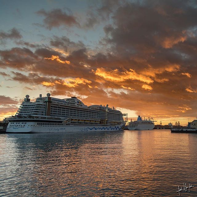 manguerram's tweet photo. #amanecer #muellesantacatalina #santacatalina #elmuelle #barco #crucero #cruceros #laspalmas #laspalmasdegrancanaria #grancanaria
#CanonEspaña #LiveForTheStory #canon #canonistas #lovegrancanaria
#primerolacomunidad #ig_laspalmas #ig_canaryislands #ig_c… https://t.co/KfrY9qx4Sq https://t.co/zazi9svNlq