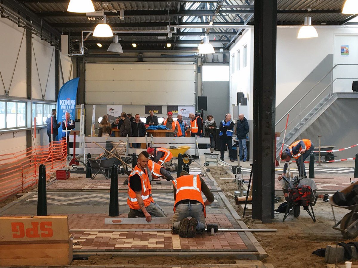 Gefeliciteerd Ricky en Robin van @ROCRegioCollege! Zij zijn het winnende team van de #skillsheroes finale straatmaker en mogen zich daarmee Nederlands kampioen noemen!🥇 #ditismbo