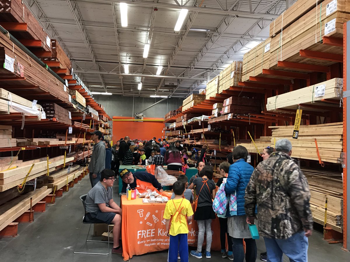 BlayneHuss's tweet photo. Another great kids workshop led by Andy, Arzoo, and Maria. Periscopes up :) #D94Rocks https://t.co/K1MExt4FiO