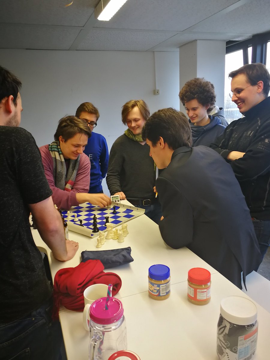 Wer braucht schon Debatten, wenn man Schach haben kann?
#Maennerliebe #FFRholensichdenTitel #eskannnureinengeben #gbcup18