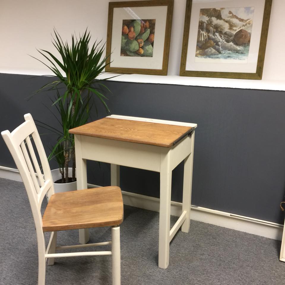 UKPickersLtd's tweet photo. Old School, rare Old School children’s desk and matching chair, painted in White Tie by Farrow &amp; Ball, only one as ever, grab it before it’s gone at Unit 2, Windsor House, Brunswick Industrial Estate, NE13 7BA #oldschool #schoolfurniture https://t.co/0JHVvoF5Ip