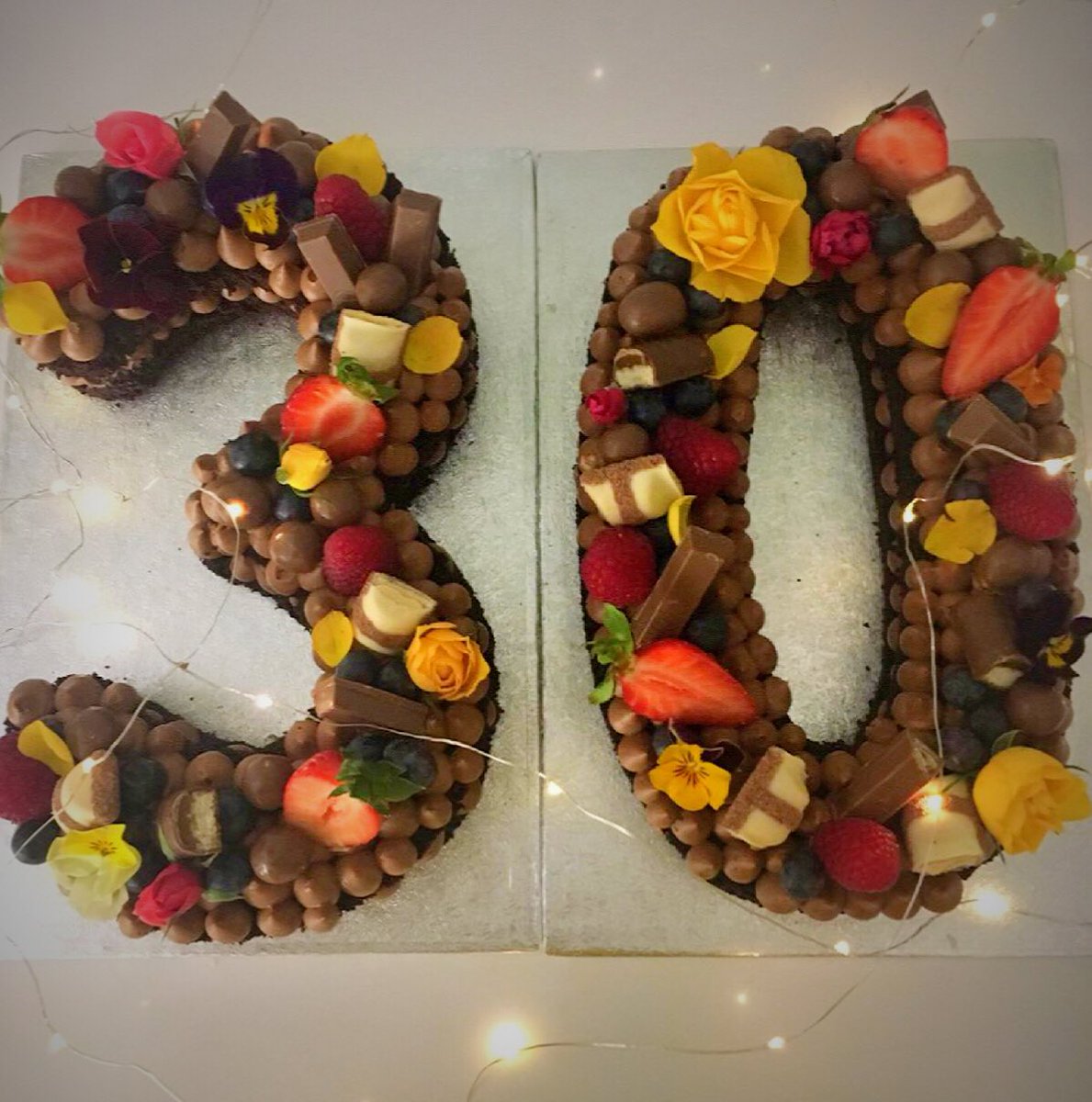 Tartas que son tendencia este 2018 en el  #Zielo de #Leonesp 

#monogramcake 
#numbercake 
#flowercake