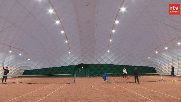 Zelfs bij regen, vorst en sneeuw lekker tennissen? Het kan in onze blaashal <a href="/ZLTBtennis/">ZLTB</a> bit.ly/2H08AbW. Hallo, wij zijn ZLTB.