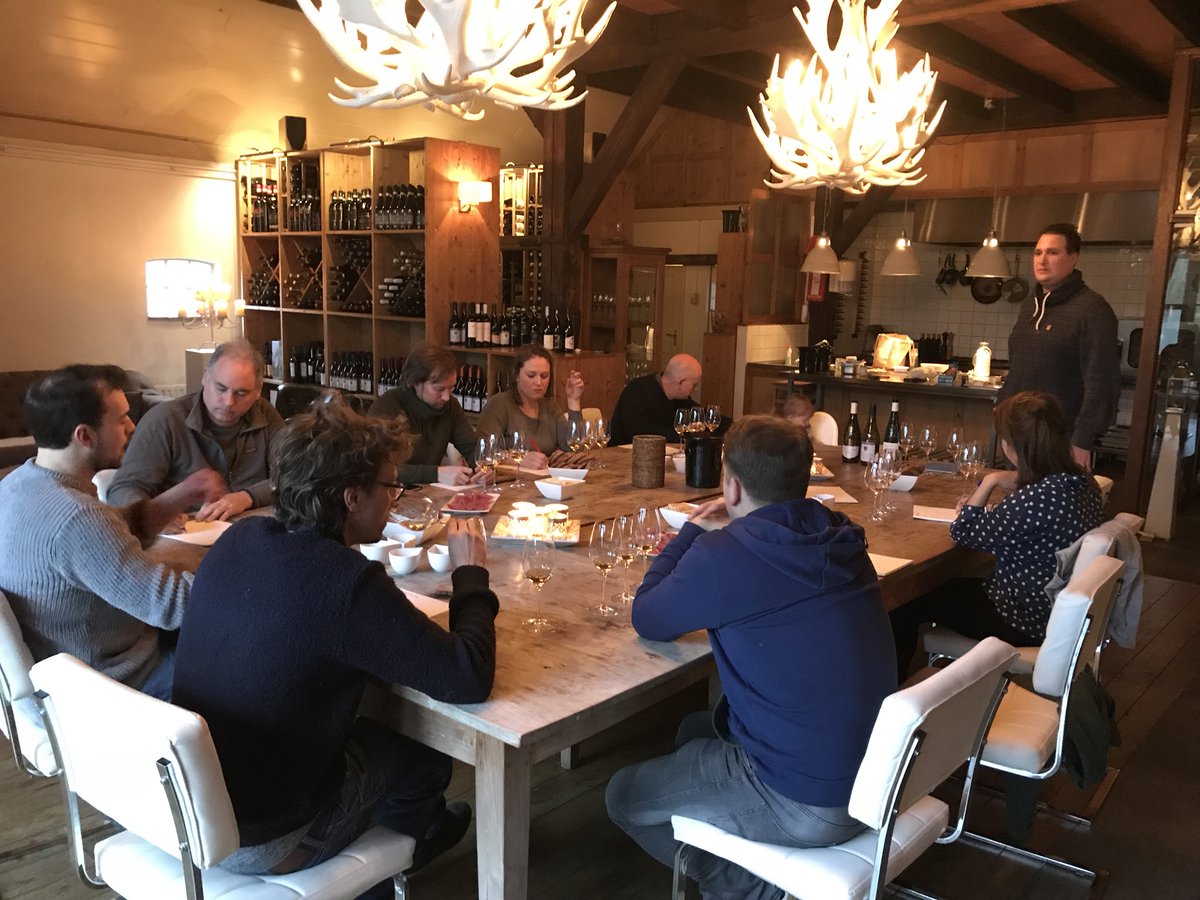 Een trainingsavond wijnproeven met personeel...