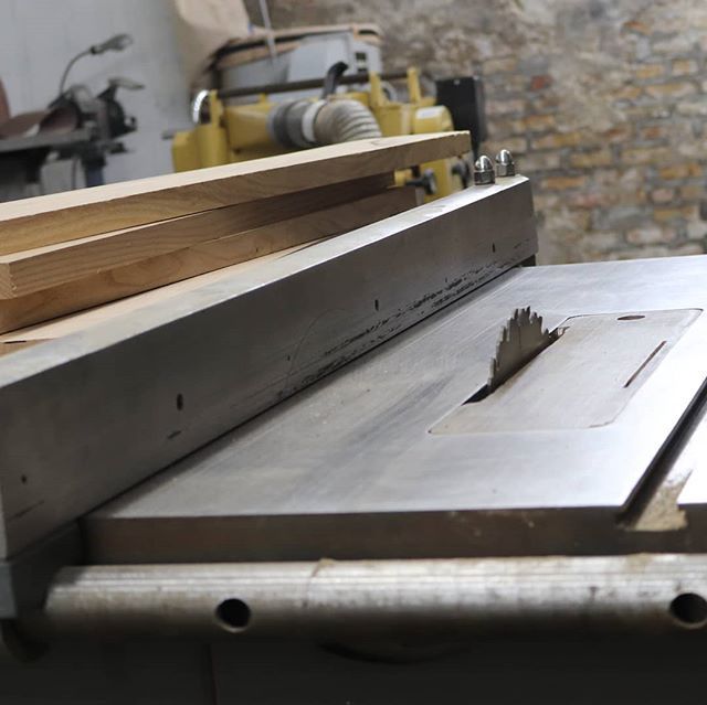 masterofnone_tv's tweet photo. It is not comfortable to use someone else's #tools.  I had to use this monster 5hp @deltamachinery and i have to say I was over cautious. Go make something and be safe out there friends. #imake #woodworking #worksafe #chicagomaker #furniture https://t.co/LGgrSpvB8P https://t.co/1lxe2dkrWm