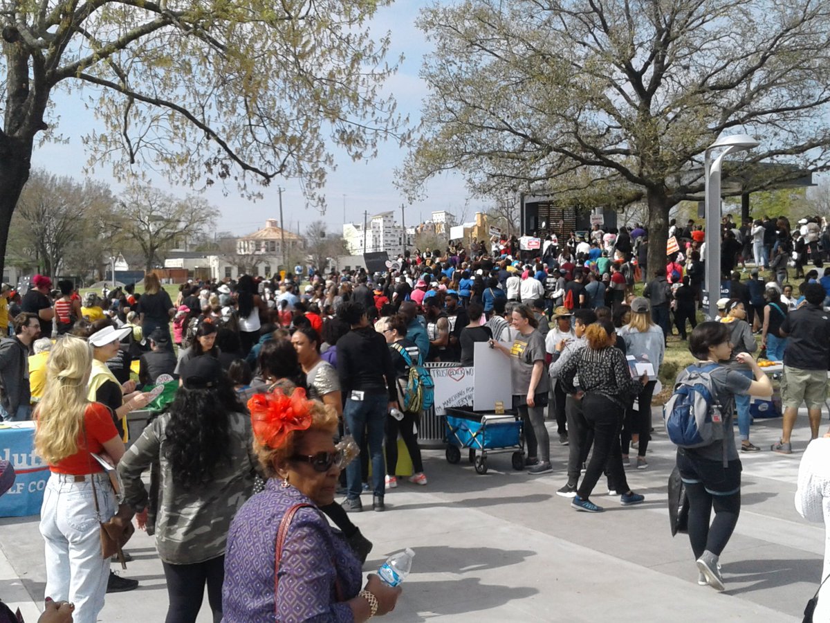 kastowt77's tweet photo. @M4BWHOU Awesome turnout for #M4BWHOU #BlackGirlMagic #TrustBlackWomen https://t.co/lgbZEDW1Zs