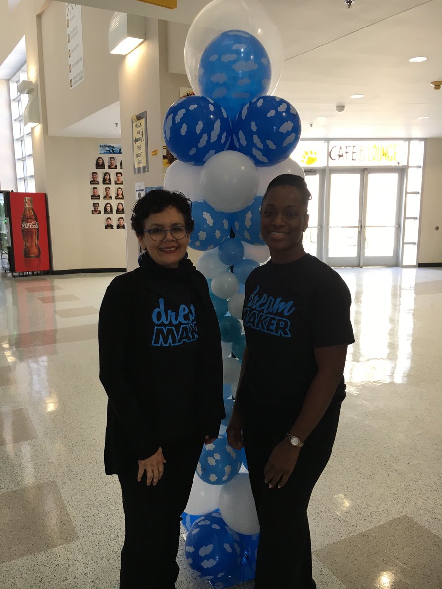 ERiosriveramelo's tweet photo. 2018 Family U Conference 
Dream Makers 🎉 Great to see you Ms. McKenzie 👍 https://t.co/XH7daLABE7
