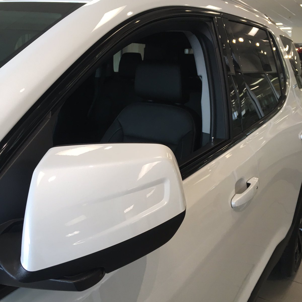 davcusgraphics's tweet photo. Don't like the chrome on your vehicle? We can help you with that. #customize #autocustomizing #medhat https://t.co/X3tIWoSAGD