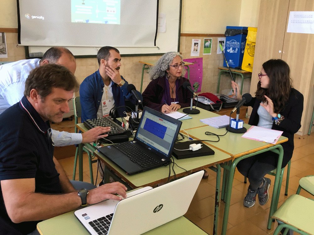 Glorietta38's tweet photo. Taller vivencial en el que hemos podido experimentar en primera persona, cómo trasladar la radio a nuestro centro educativo, a través del trabajo por proyectos.📻🎧🎤#gamifica2 @EGSCTamaraceite https://t.co/Hrj1iKGA4f