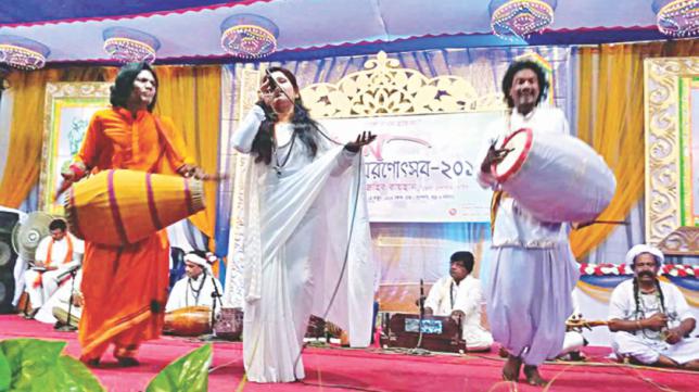 FreelancerHasna's tweet photo. “I come to Lalon shrine to hear the Baul songs which gives a divine purity in my mind and soul,” said Robiul Islam, sitting right at the front of main stage at around midnight on the opening day of the three-day Lalon memorial festival, popularly known as Dol Purnima Utshab . https://t.co/xqlGd4ORz9