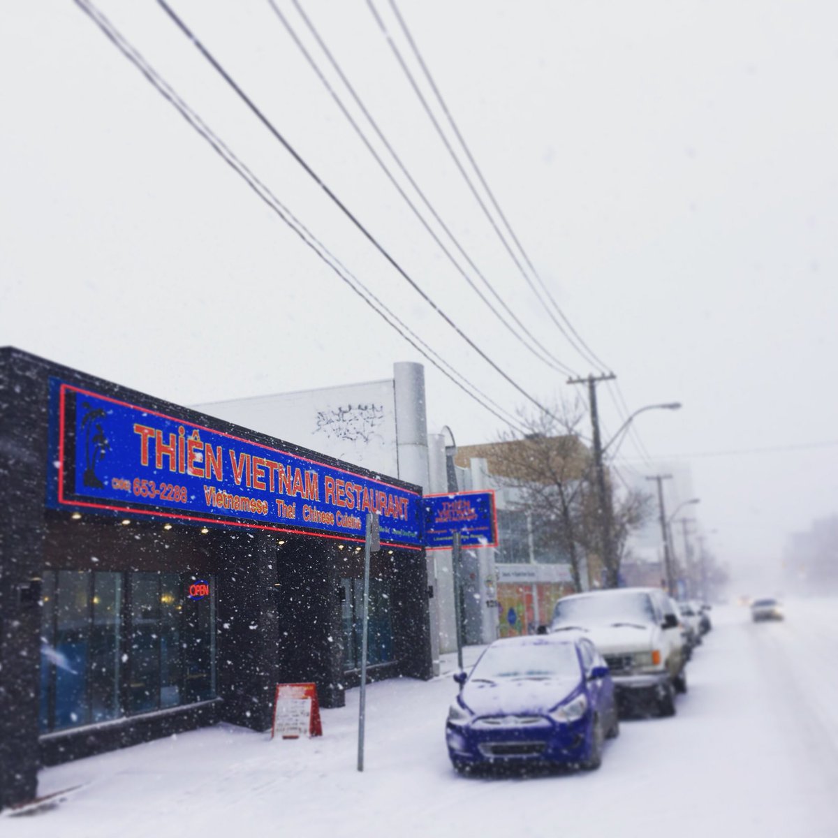thienvietnamyxe's tweet photo. At least there’s hot & tasty food INSIDE. Come escape the blizzard for a bite, or get it delivered and you don’t have to leave your couch.
.
❄️🍜👍.
.
#yxeeats #blizzardbites #yxe #vietnamesefood #yxewinter #dtnyxe https://t.co/RyvdAehGrT