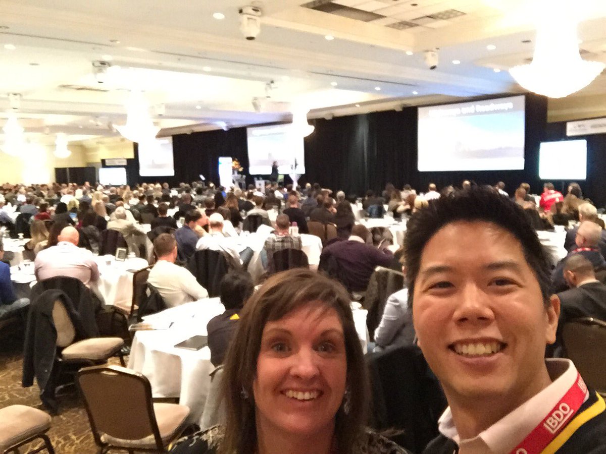 MrHamiltonDotCa's tweet photo. The Queen of JVs in the house @mandybranham #REINON #ACRE18 https://t.co/QDXut0fJ0O