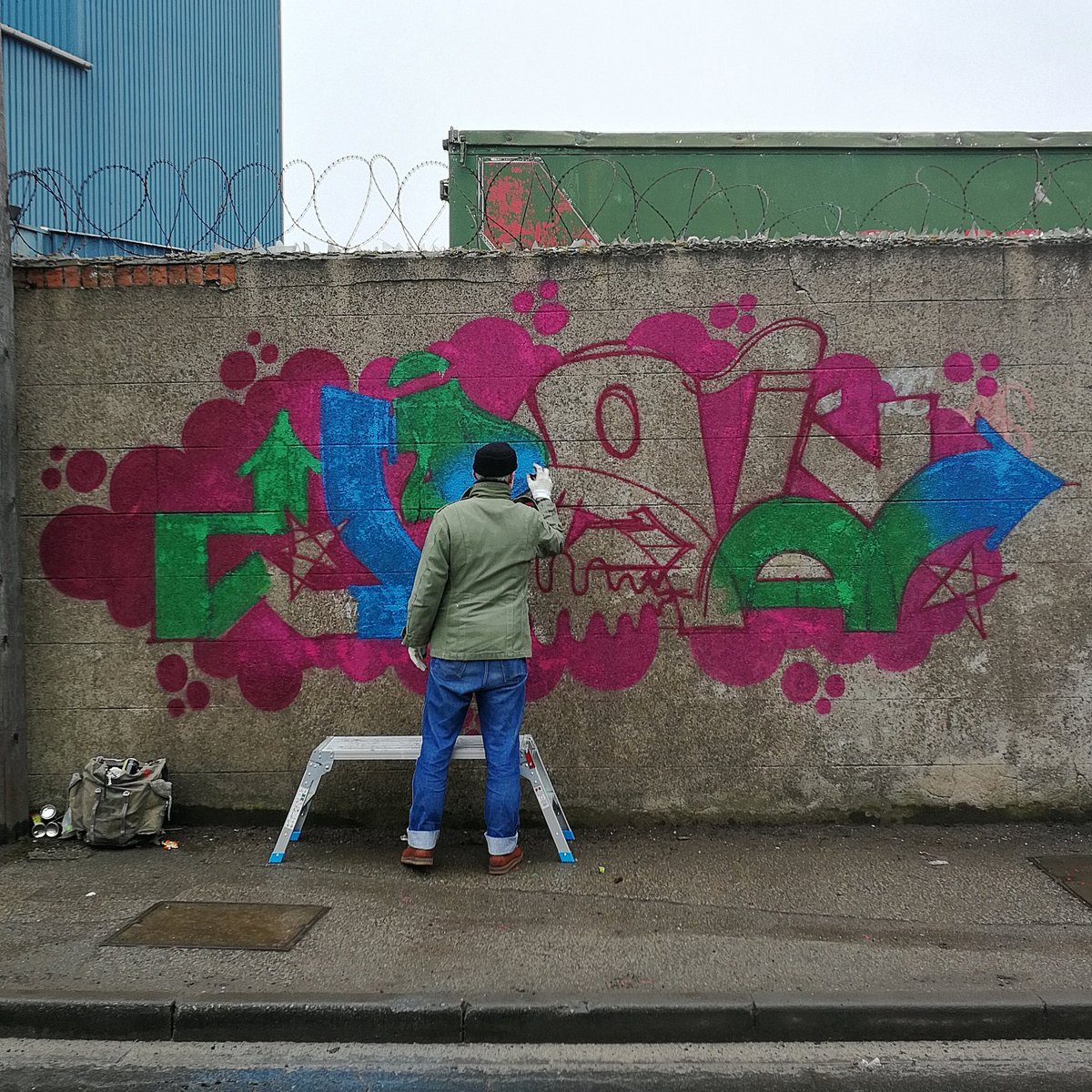 Banksidegalhull's tweet image. The graffiti legend that is Vrok DRA has blessed Longbone today 👑
Big thanks to all the graffiti writers who painted today, aswell as all all the public who came to say hello to us 🙌
#banksidegallery #banksidegalleryhull #hull #hull2018 #kingstonuponhull #hullgraffiti