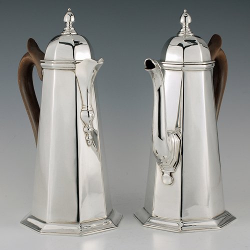 Tarvier's tweet photo. Antique silver cafe au lait pots by Carrington &amp; Co 1914
https://t.co/SfdiXJ3ksU
#antiquesilver https://t.co/4gvnvWM7VM