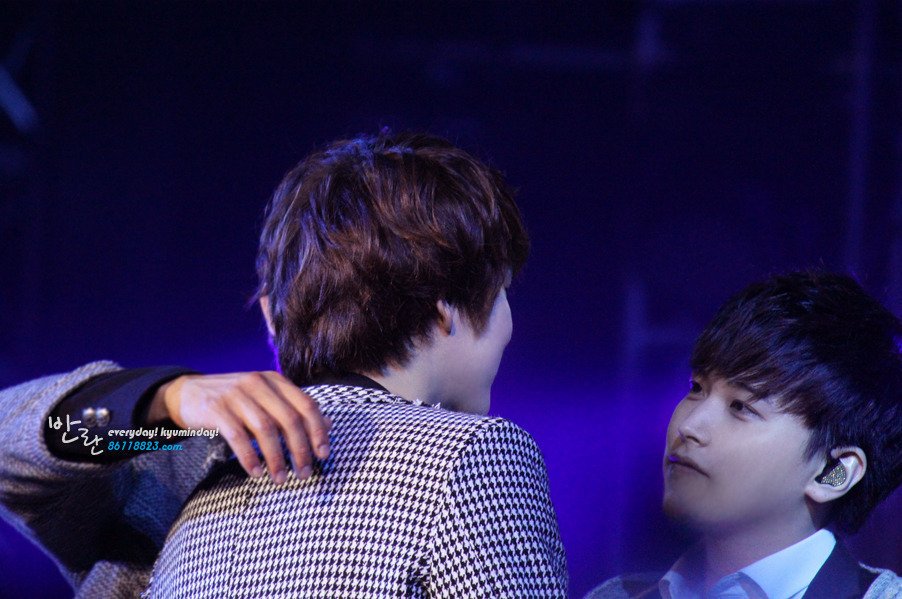 pukpik_min's tweet image. จริงๆในรูปนี้มีคนอยู่ 3 คน แต่เราเห็นแค่ 2 คน คือ ต้องรู้สึกแบบไหน ถึงหน้าตามองกันแบบนั้นอ่ะ เอ็นดูหรืออะไร พร้อมอ้อนงี้หรอ งื้ออออ #KYUMIN #คู่ที่เราชิปถึงยืนห่างกันเป็นวาก็จะชิป #ต่อเรือผีก่อนนอน